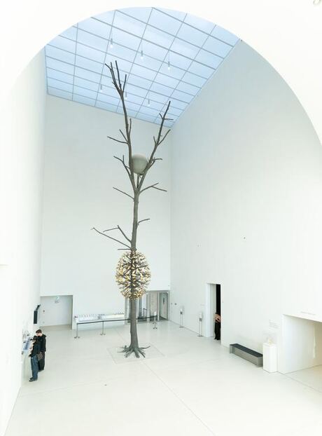 Gallery sculpture, input photograph